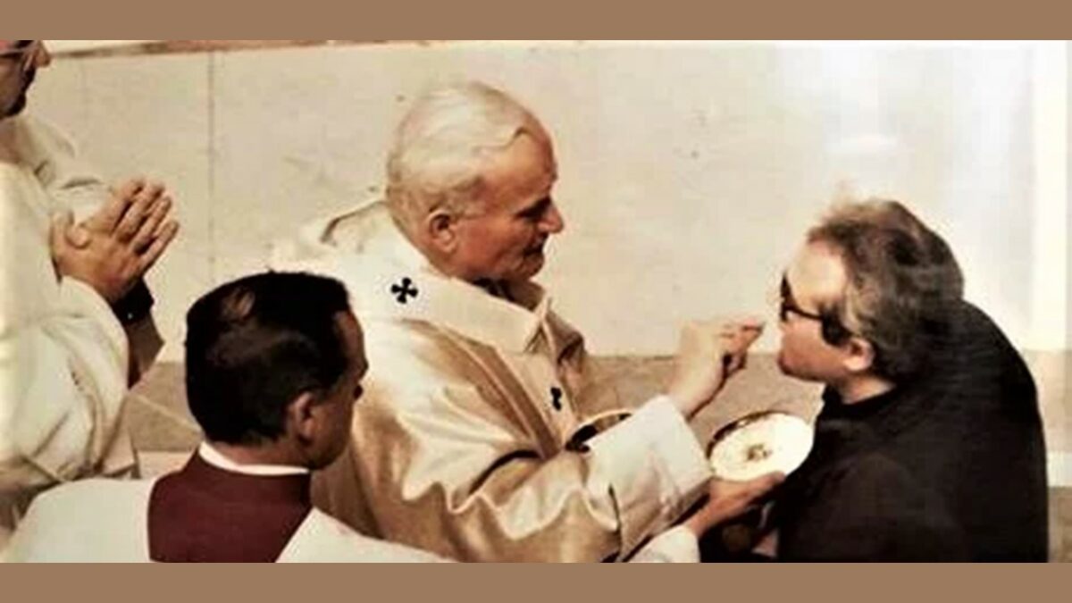 Don Luigi Negri riceve la comunione da Giovanni Paolo II
