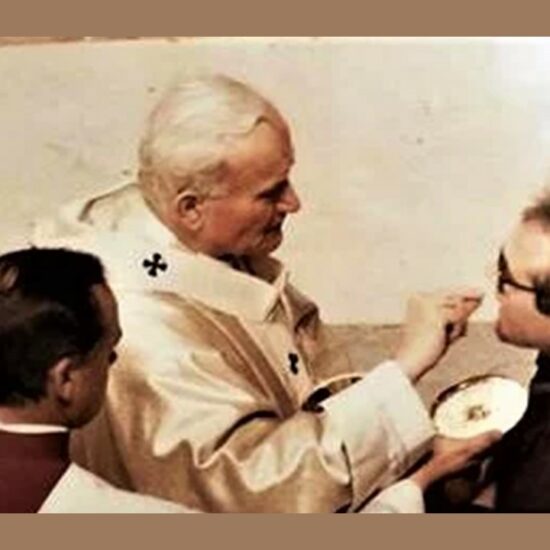 Don Luigi Negri riceve la comunione da Giovanni Paolo II