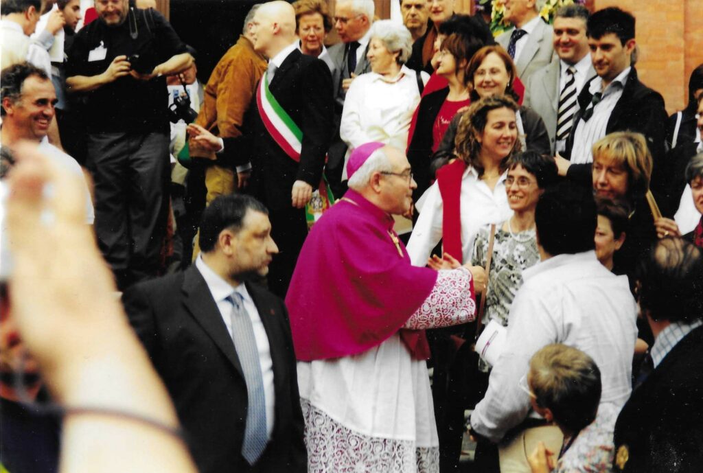 Mons. Luigi Negri saluta la gente durante i momenti di cerimonia per il suo insediamento nella diocesi di San Marino-Montefeltro
