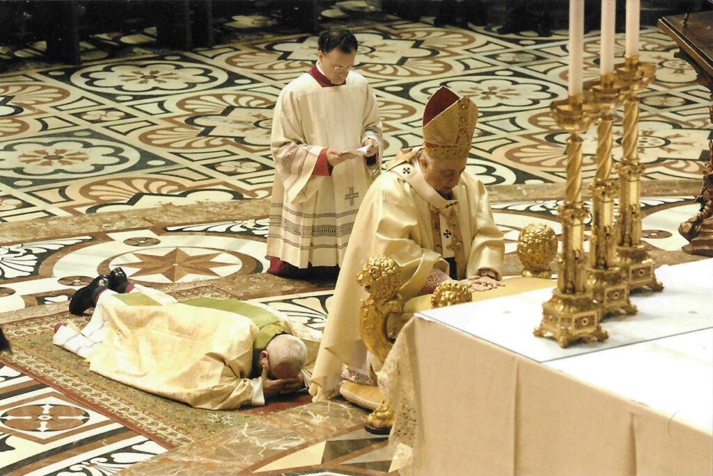 Momento dell'ordinazione episcopale di don Luigi Negri, in Duomo a Milano, 7 maggio 2005